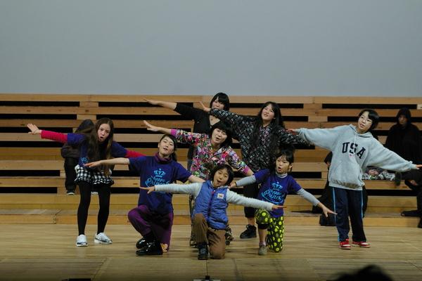 前3人は膝をついて全員で両手を広げてポーズ写真